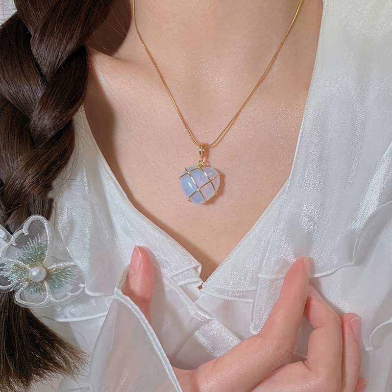 Royal Moonstone Necklace – Elegant Princess Jewelry